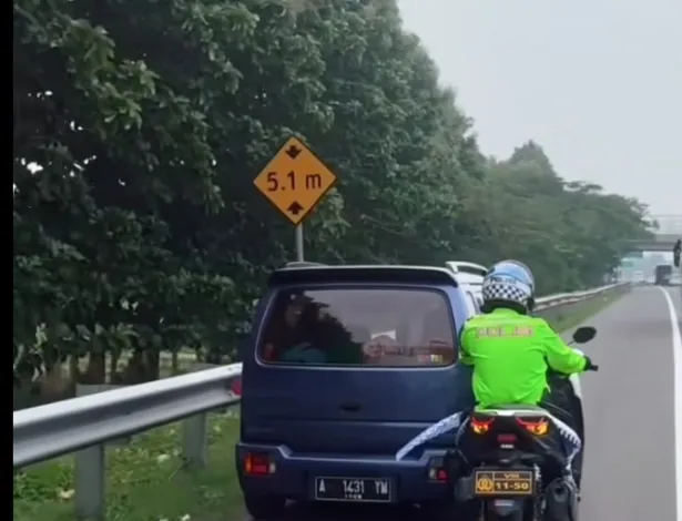 Aksi Cepat Kasatlantas Polres Subang di Tol Cipali, Kendaraan Mogok Distep Motor Demi Urai Kemacetan