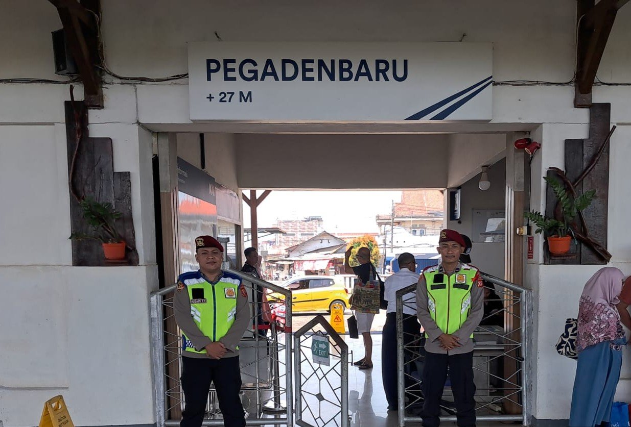 Polisi Berikan Pelayanan Maksimal di Stasiun Pagaden, Arus Penumpang KAI Berjalan Lancar dalam Ops Ketupat Lodaya 2026